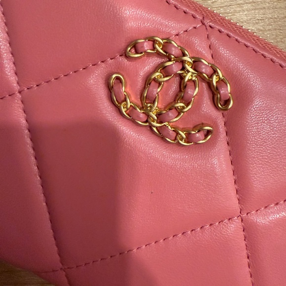CHANEL 19 Pink Quilted Zip Around Wallet with Gold Logo- authentic! Like new! - Picture 2 of 11